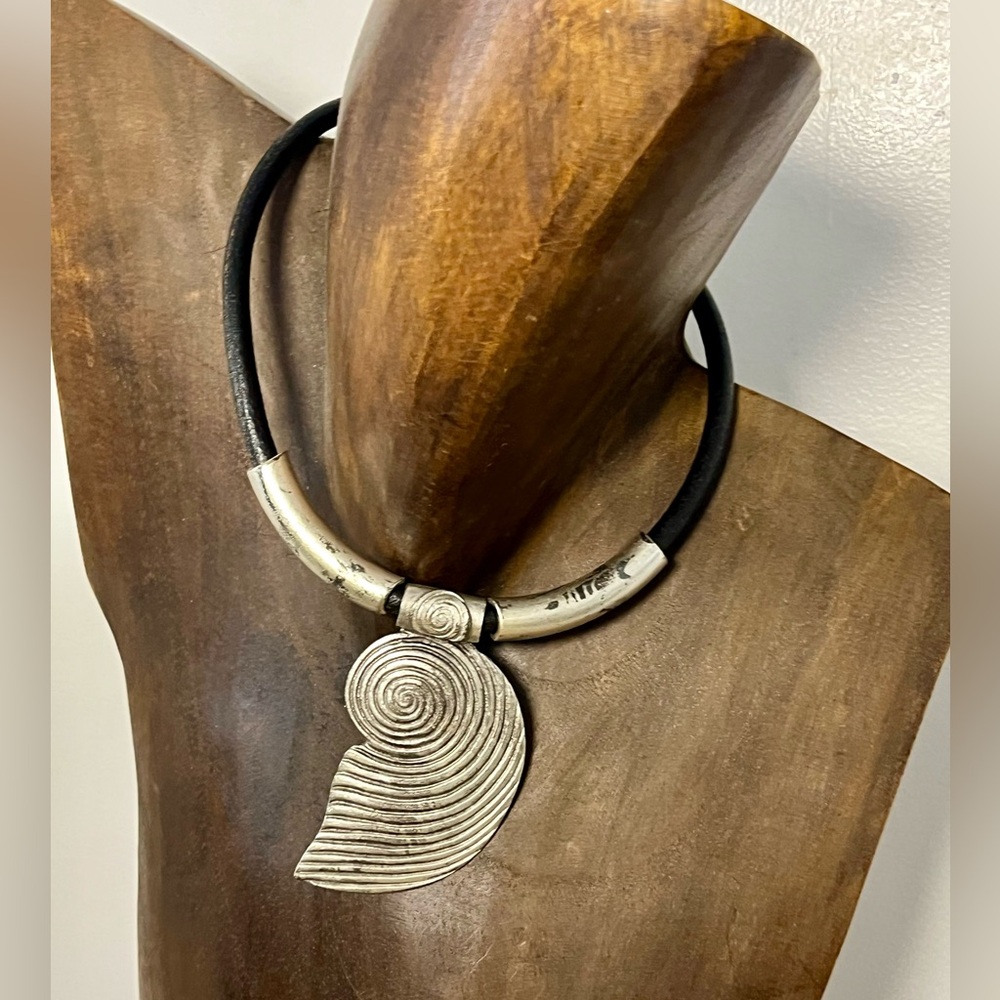 Vintage Silvertone Shell Necklace